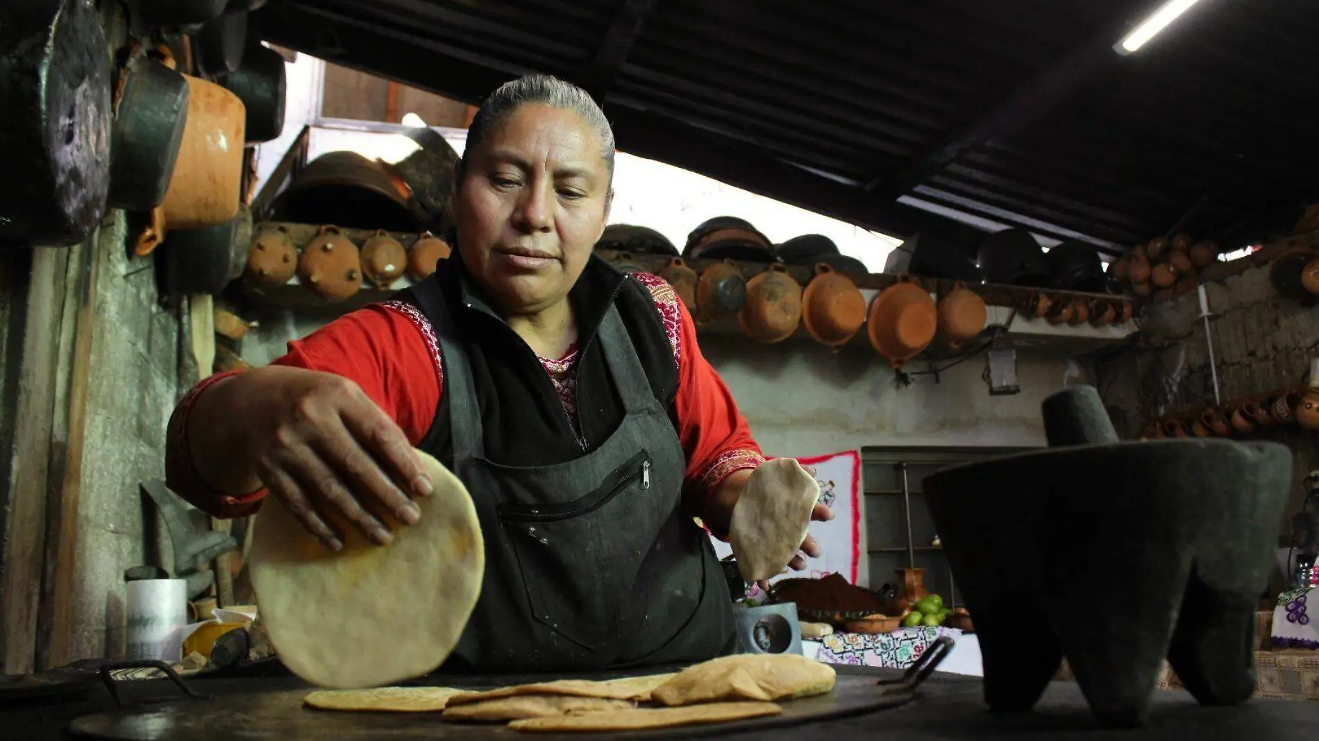 cocineras ancestrales de humo, manos mágicas que dan sabor